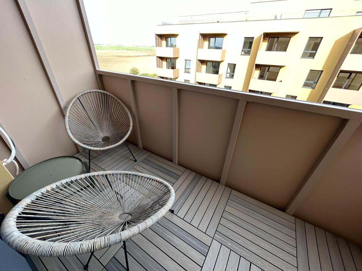 Cozy 1-Bedroom Condo Miloslavov Екстер'єр фото